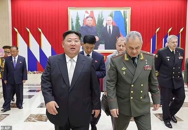 تصاویر خبرساز پرتره‌های پوتین بر دیوارهای اقامتگاه رهبر کره شمالی | راز پرتره‌های پوتین چیست؟