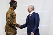 ببینید | تیپ و استایل متفاوت رئیس جمهور کشور آفریقایی در دیدار با پوتین!