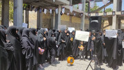 تصاویر تجمع زنان در اعتراض به توهین و کشیدن چادر یک بسیجی توسط زن بی‌حجاب | شعارهای کنایه‌آمیز و طوماری که امضا شد | زنان محجبه: دیگر کوتاه نمی‌آییم