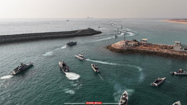 تصاویری از آغاز رزمایش دریایی سپاه در جزیره بوموسی