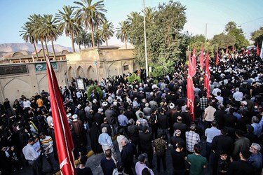 تجمع مردم شیراز در اعتراض به هتک حرمت آمر به معروف