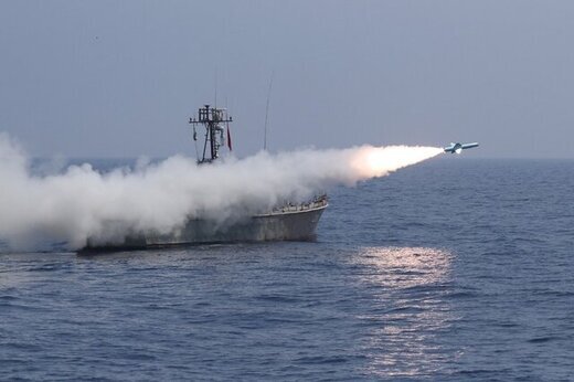 شلیک موشک کروز دریایی از ناو شهید رودکی نیروی دریایی سپاه در رزمایش اقتدار نیروی دریایی سپاه