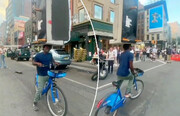 تصاویر دوچرخه‌سوار عجیبی که روی سرش مبل حمل می‌کند!