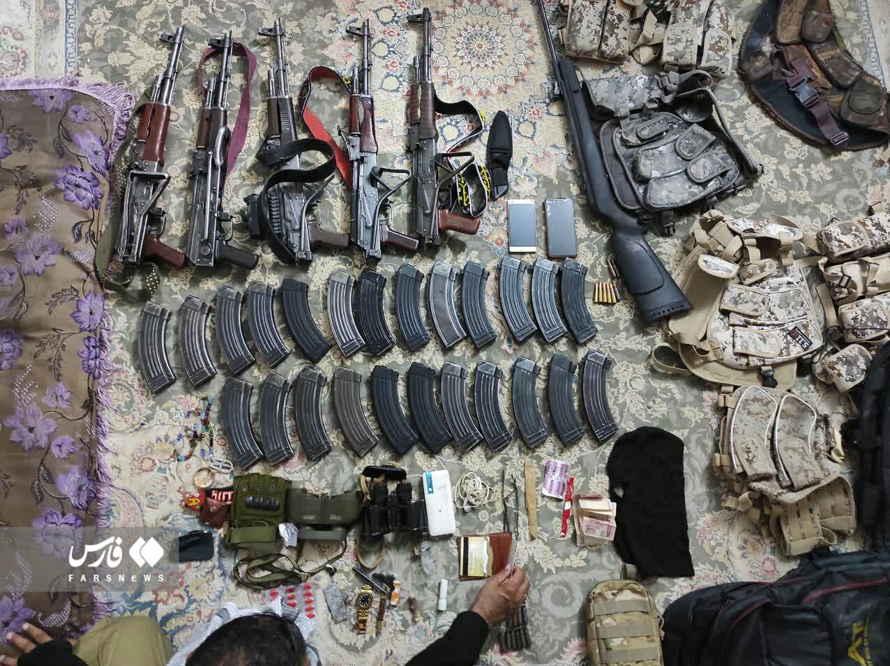 تصاویر ۴ تروریست بازداشتی توسط سپاه و سلاح‌های آنها | تروریست زخمی داخل آمبولانس