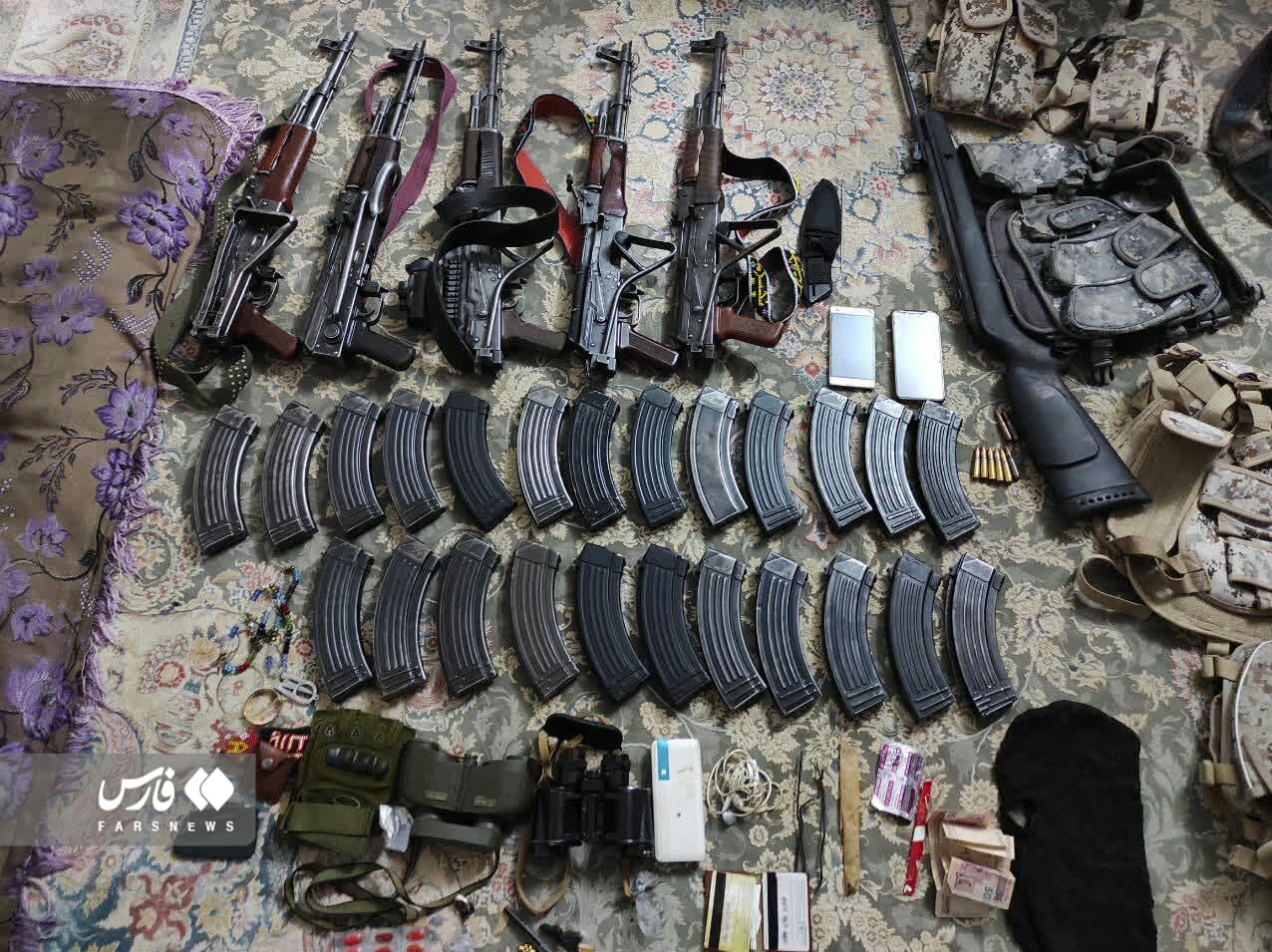 تصاویر ۴ تروریست بازداشتی توسط سپاه و سلاحهای آنها | تروریست زخمی داخل آمبولانس