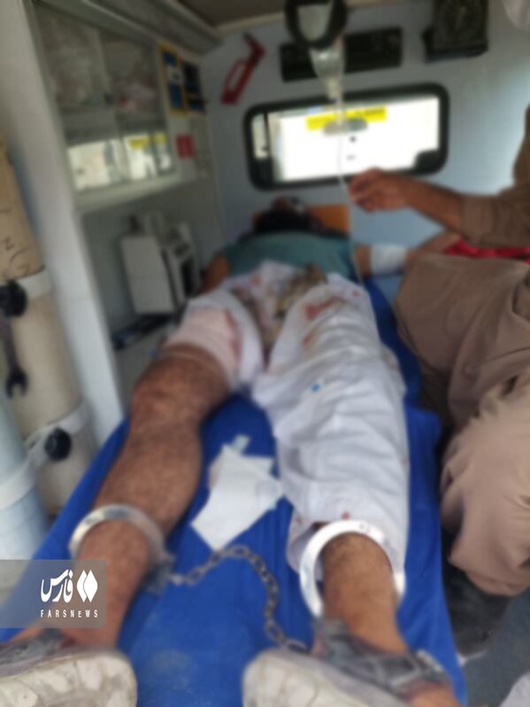 تصاویر ۴ تروریست بازداشتی توسط سپاه و سلاحهای آنها | تروریست زخمی داخل آمبولانس