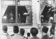 این عکس ۱۱۷ سال پیش در چنین روزی از مظفرالدین‌شاه گرفته شد | جشن افتتاح نخستین مجلس شورای ملی ایران کجا برگزار شد؟