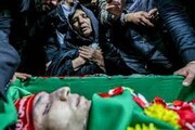 تصاویر لحظه بوسیدن پای شهید عجمیان توسط مادرش | صورت شهید را پیش از خاکسپاری ببینید