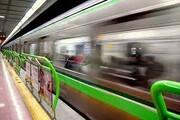تصاویر لحظه نجات یک زن از خودکشی در ایستگاه مترو | هوشیاری مسافران را ببینید