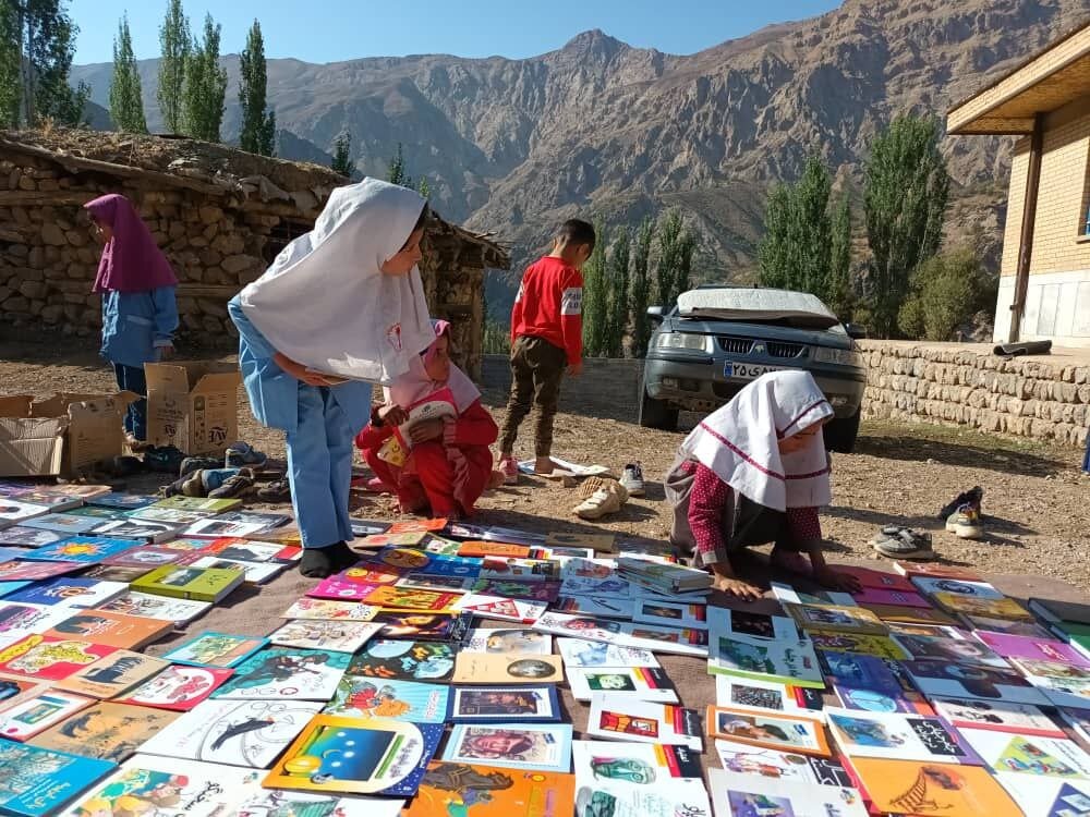 بانوی مروج علم در ایران را بشناسید | زنی که ۹۵ کتابخانه در مناطق محروم و زندانها ساخت