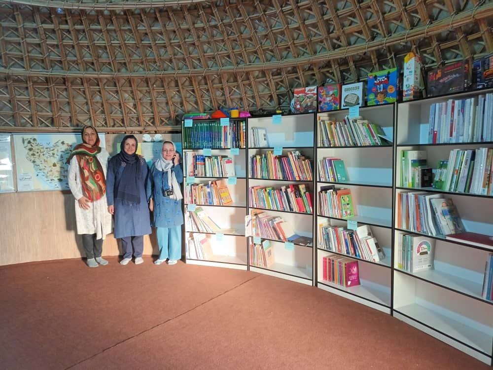 بانوی مروج علم در ایران را بشناسید | زنی که ۹۵ کتابخانه در مناطق محروم و زندانها ساخت