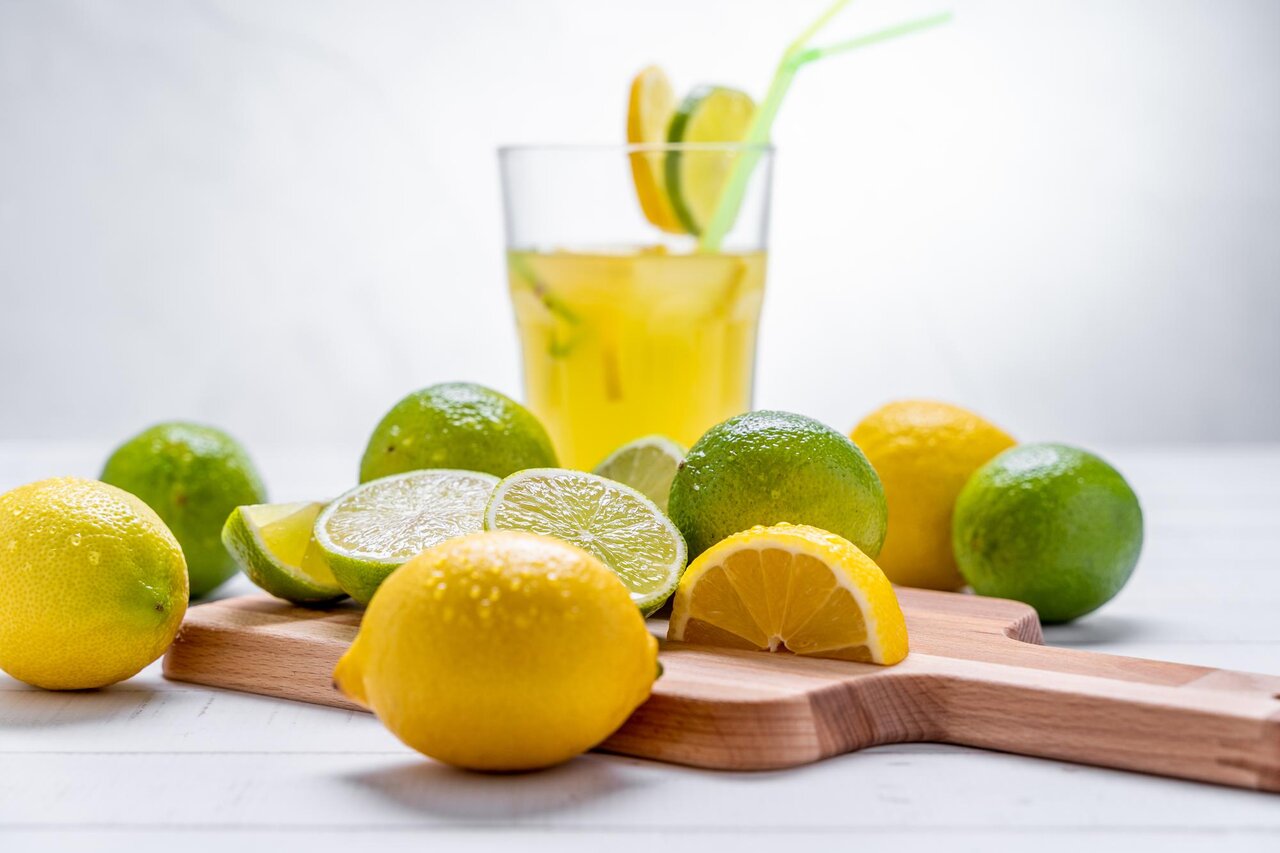 گرفتن آب لیمو با آب میوه گیری برقی