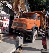 تصاویر عجیب برخورد کامیون با یک مغازه در ارومیه