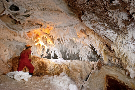 استلاگمیت‌های تیز و بلورین شاخ گوزنی که منحصرا در غارهای نمکی تشکیل می‌شود در بیشتر تالارهای اولیه غار به چشم می‌خورند.