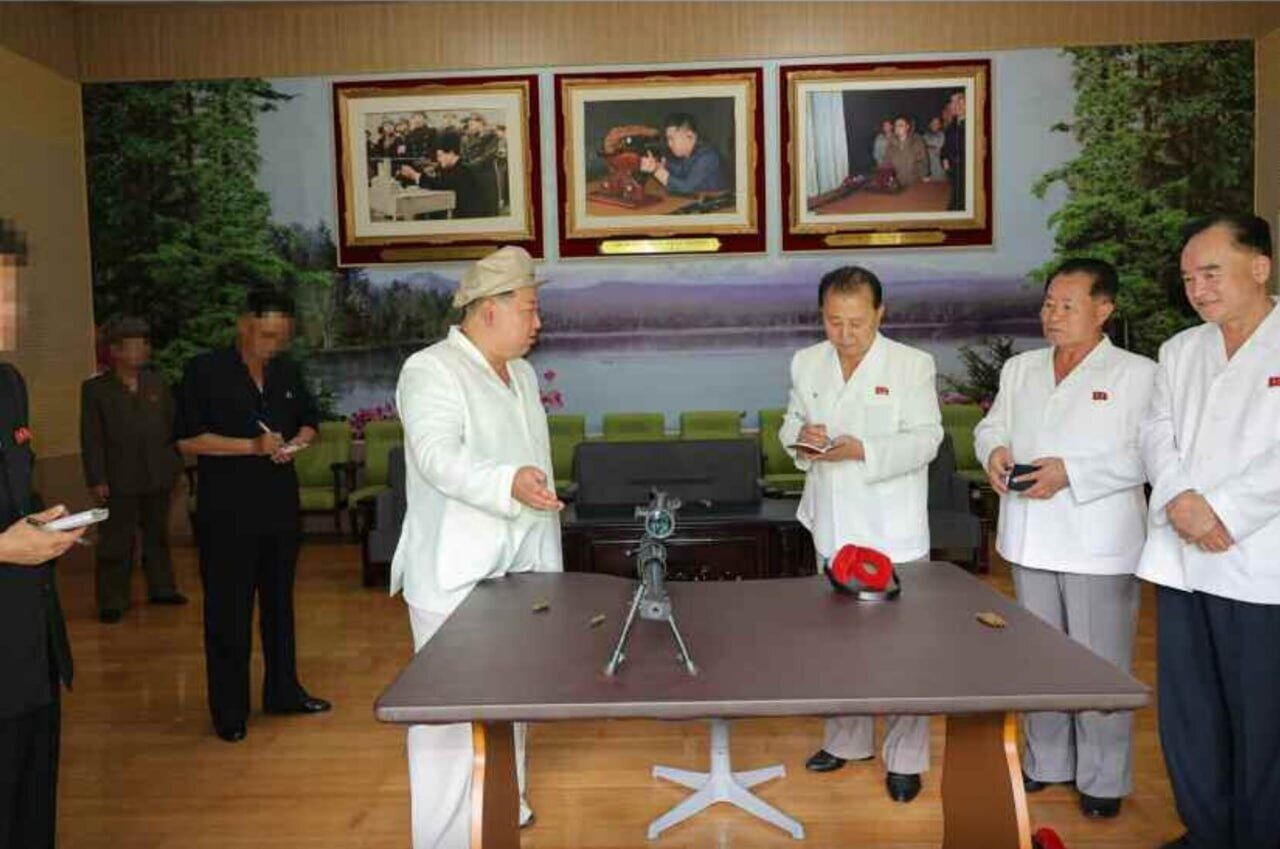 تصاویر بازدید رهبر کره شمالی از کارخانه‌های اسلحه‌سازی | وقتی کیم اسلحه دست می‌گیرد