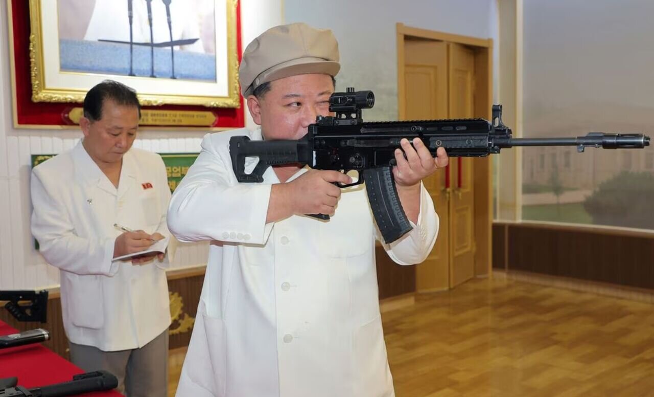 تصاویر بازدید رهبر کره شمالی از کارخانه‌های اسلحه‌سازی | وقتی کیم اسلحه دست می‌گیرد