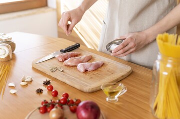 نمک را چه موقع به غذا اضافه کنیم ؟ | بهترین زمان نمک زدن به گوشت، تخم مرغ و سبزیجات هنگام پخت و پز