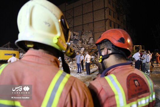 عملیات آواربرداری ریزش ساختمان در جنوب تهران