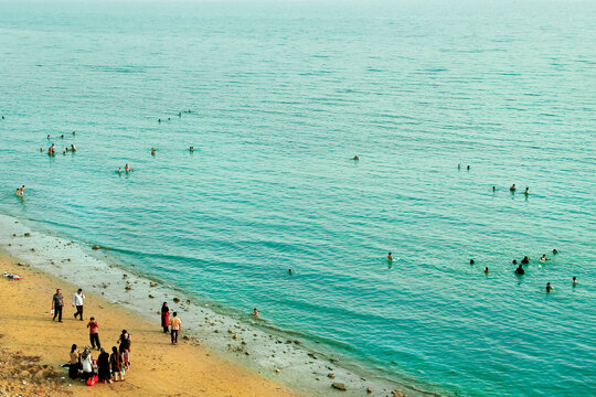 یکی از تفریحاتی که در بوشهر نباید از دست داد همین شنا کردن در ساحل زیبای خلیج فارس است.