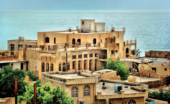 پنجره‌هایی با طاق نیم‌دایره در چهارطرف ساختمان، از نمادهای معماری محله‌های قدیم شهر هستند. با آنکه مصالح و شیوه ساخت و ساز غیربومی به معماری بوشهر هم وارد شده و چهره شهر را تغییر داده اما هنوز هم بافت قدیم بوشهر یکی از زیباترین معماری‌های ساحلی ایران است.