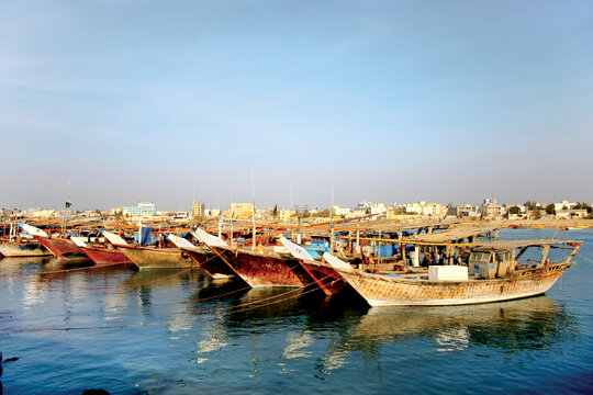 در اسکله ماهیگیری جفره بوشهر زندگی سنتی همچنان راه خودش را می‌رود. اینجا و در کنار رنگ آبی خليج فارس هنوز هم می‌شود قایق و لنج‌های پهلوگرفته‌ای را تماشا کرد که صید روزانه‌شان را تخلیه می‌کنند.