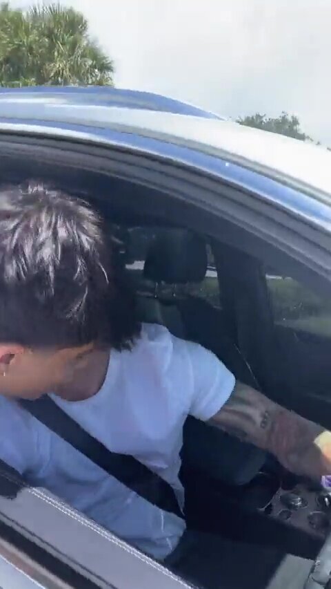 تصاویر | بوسه مسی وسط ترافیک! | واکنش جالب فوق ستاره آرژانتینی به اتفاق غیرمنتظره