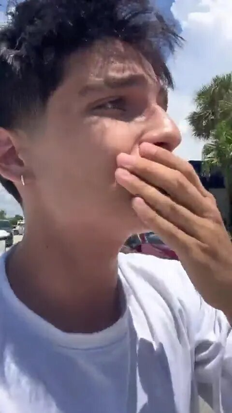 تصاویر | بوسه مسی وسط ترافیک! | واکنش جالب فوق ستاره آرژانتینی به اتفاق غیرمنتظره