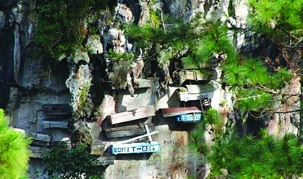 رسمهای عجیب ملل مختلف در تدفین مردگان