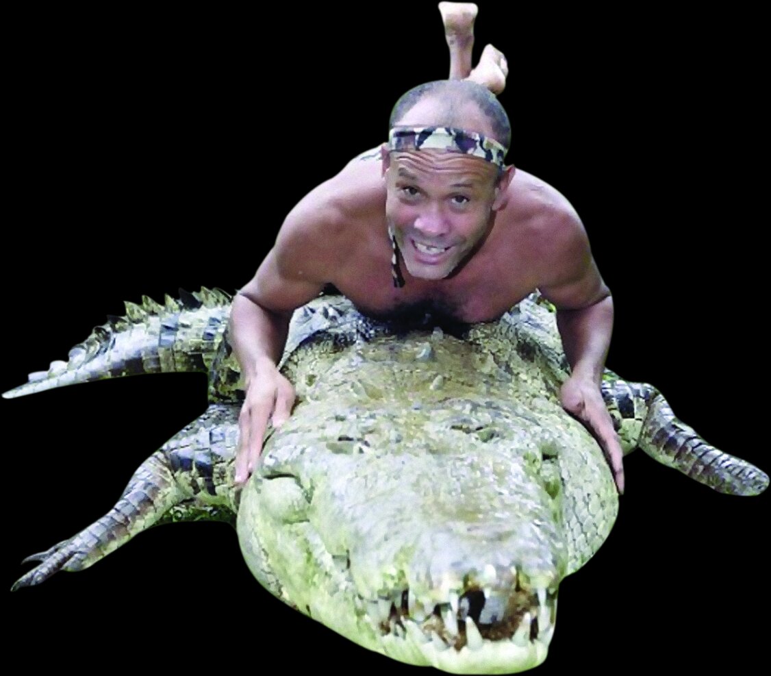 دوستی عجیب یک مرد روستایی با تمساح غولپیکر