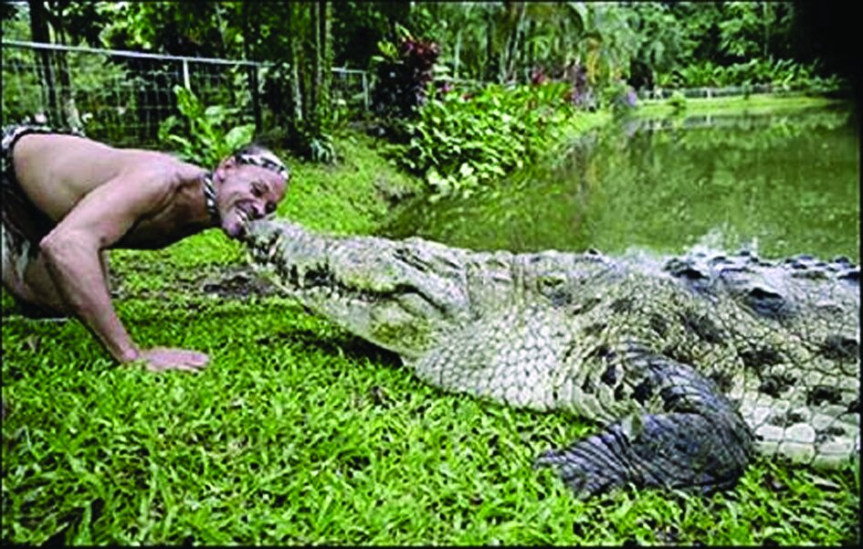 دوستی عجیب یک مرد روستایی با تمساح غولپیکر