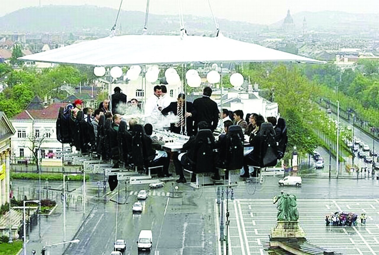 خوردن غذا در عجیب ترین رستورانهای دنیا | صرف شام از زندان تا بیمارستان