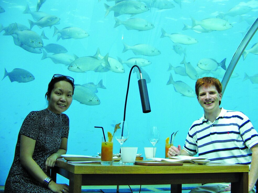 خوردن غذا در عجیب ترین رستورانهای دنیا | صرف شام از زندان تا بیمارستان