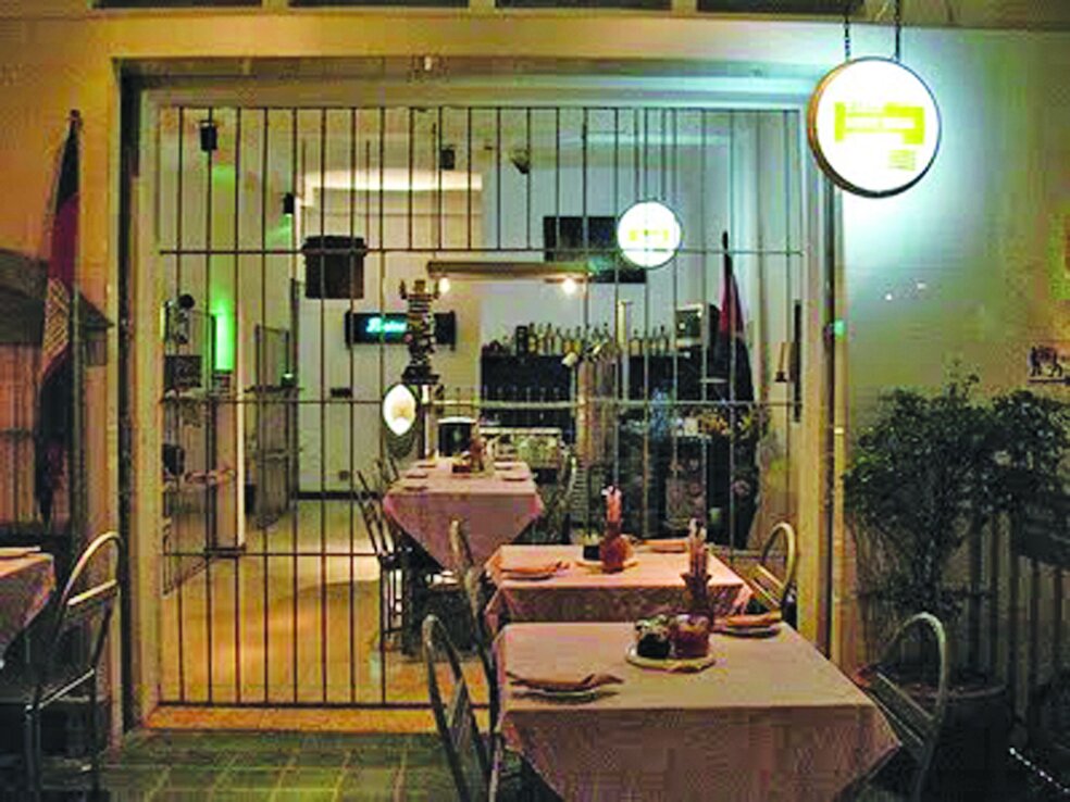 خوردن غذا در عجیب ترین رستورانهای دنیا | صرف شام از زندان تا بیمارستان