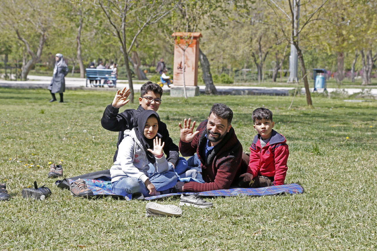 گشتی چندساعته در بزرگترین بوستان منطقه۱۸ | لذت نوشیدن یک فنجان چای زیر سایه درختان سرو و مجنون!