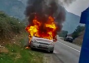 تصاویر لحظات هولناک آتش گرفتن خودروی ریو در جاده کیاسر