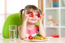 چه عواملی باعث رشد صحیح کودکان می‌شود| فرزند شما به چه مواد غذایی بیشتر احتیاج دارد؟