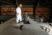 تصاویر ۲ تعمیرکار هواپیماهای نظامی ایران با حدود یک متر قد! | کوچک‌ترین تعمیرکاران هواپیماهای نظامی ؛ هر دو مهندس پروازند و حالا دست به آچار ...