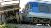 ببینید | حادثه تلخ و عجیب در ریل قطار | لحظه متلاشی شدن کامیون را ببینید
