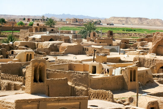 جندق شهری است که به دلیل خاک‌رس به کار رفته در معماری بعضی از خانه‌هایش، سرخ رنگ است.