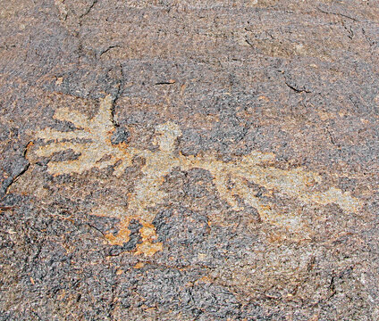 نقش انسان بالدار در چند جای تیمره پیدا شده. مشابه این تصویر انتزاعی و اسطورهوار از انسان در سنگنگارههای دههزارساله سرخپوستان آمریکای شمالی هم دیده میشود بیآنکه این دو تمدن اولیه با یکدیگر در تماس باشند.