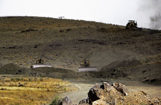 سنگنگارههایی که بیش از دههزار سال در طبیعت باقی ماندهاند تا میراث کهن ایران باشند امروز در چشم به همزدنی با حماقت انسان نابود میشوند. جادهای که برای رساندن آب شرب به قم کشیده میشود از منطقه تیمره میگذرد و این ماشینهای بیرحم هر روز بخشی از تاریخ این سرزمین را محو میکنند.
