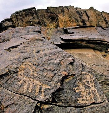 یکی از نقشهای شگفتانگیز تیمره در منطقه مزاین شهرستان خمین، انسانی است که با شمشیر موجودی شبیه میمون را شکار میکند درحالی که جانداری عظیم در مقابل او گردن برگردانده و نعره میکشد. این جانور دایناسور مانند، چه موجودی است؟