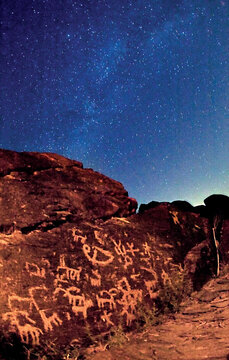 راه شیری برفراز سنگنگارههای تیمره؛ آسمان پرستاره از زمان تمدنهای اولیه تا به امروز ذهن انسان را به خود مشغول کرده است. نیاکان ما در دوران نوسنگی با ورود به دشتها و آغاز کشاورزی به تقویم، شناسایی آسمان و جهات جغرافیایی نیاز پیدا کردهاند.