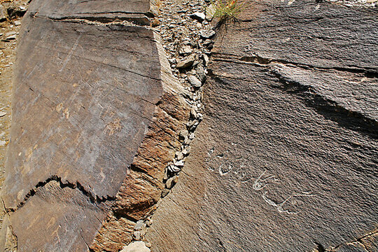 نوشتن یادگاری و هرنوع دستکاری و تخریبی در حریم سنگنگارهها دشمنی با تاریخ این سرزمین و پشتکردن به میراثی است که از طریق جذب گردشگران و محققان در جهان میتواند به چشمه جوشانی از سرمایه برای مردم این کشور تبدیل شود.