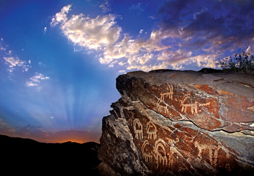 متاسفانه این نقشها که هزاران سال در مقابل تمام عوامل طبیعی سالم ماندهاند امروز با یادگاریهای افراد بیخرد تهدید میشوند.
