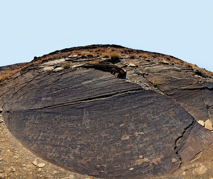 در تخته سنگی در کوه‌های تیمره، که به کتیبه بزرگ معروف است، بیش از 150 سنگ‌نگاره یک‌جا نقش شده‌اند. این تابلو که نقش‌هایي از دوران مختلف در آن است بوم نقاشی نیاکان ما طی هزاران سال بوده.