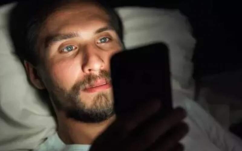 چگونه می‌توان عادت استفاده از تلفن همراه قبل از خواب را ترک کرد؟