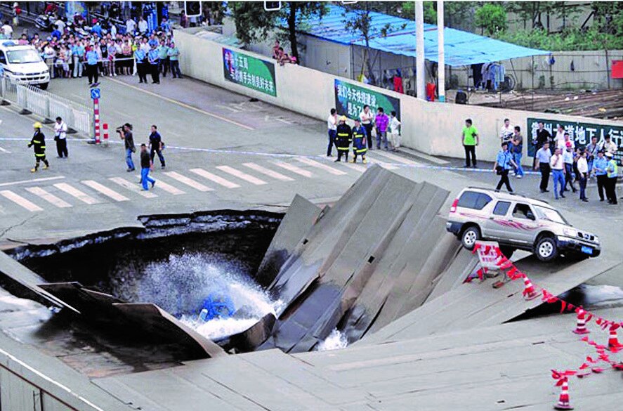 گودال وحشتناک در خیابان که چندین خودرو را بلعید + ویدئو گودال