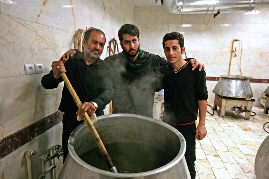 برای سفره احسان امام حسین(ع) همه بانیاند