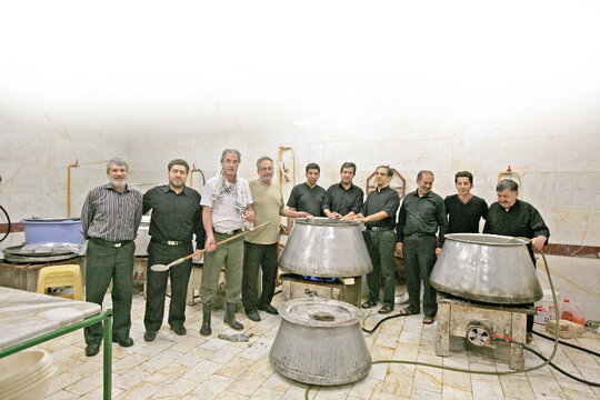 برای سفره احسان امام حسین(ع) همه بانیاند